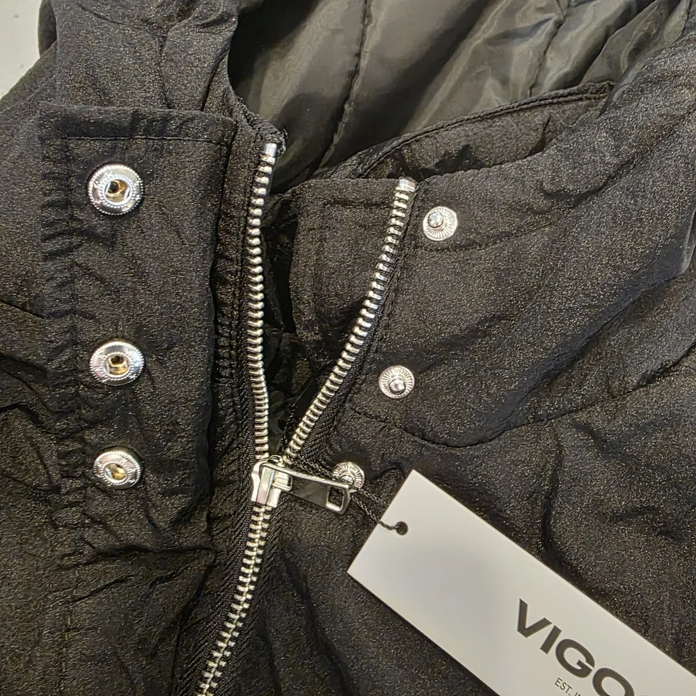 Vigoss Cropped Puffer Hooded Jacket Black Size Large NWT!